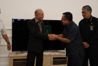 Wali Nanggroe Aceh, Paduka Yang Mulia Tgk. Malik Mahmud Al Haythar, menerima audiensi dari Ketua Pengadilan Tinggi Banda Aceh, Nursyam, Selasa di Meuligoe Wali Nanggroe. Foto ist