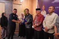 Ketua SWI Aceh Barat menyerahkan Piagam Penghargaan kepada Perwakilan Korem 012/TU di Malam Anugerah HPN di Aula Eva Sky Hotel. | Foto:istimewa 