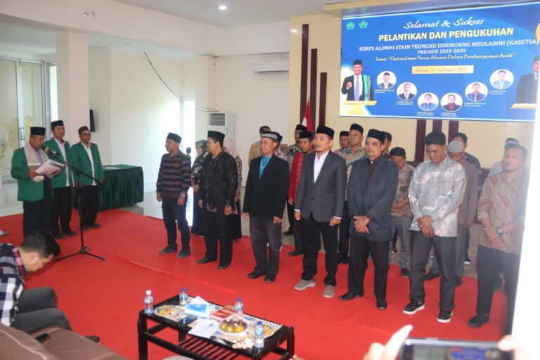 Ketua STAIN Meulaboh Dr. H. Syamsuar, M.Ag, melantik Pengurus Korps Alumni STAIN Teungku Dirundeng Meulaboh (KASETIA) periode 2025-2029, di Aula Gedung Pendidikan Terintegrasi kampus setempat. | Foto:ist