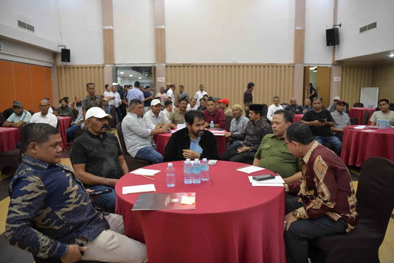 Gubernur Aceh Muzakir Manaf atau Mualem membuka Rapat Koordinasi Penghubung Badan Reintegrasi Aceh (BRA) Kabupaten/Kota se-Aceh di Hotel Grand Nanggroe, Banda Aceh. Foto. Beritaindatu