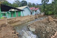 Kondisi Parit di Samping Puskesmas Beutong Ateuh Banggalang | Foto: istimewa 