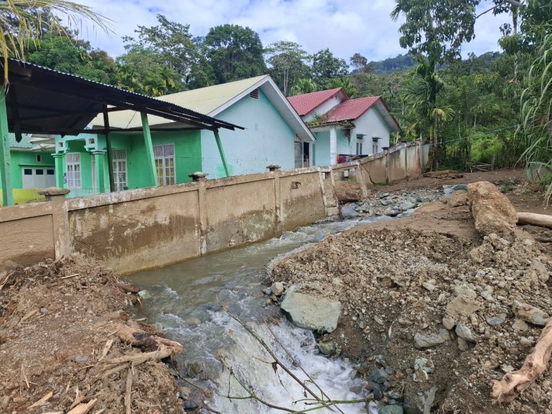 Kondisi Parit di Samping Puskesmas Beutong Ateuh Banggalang | Foto: istimewa 